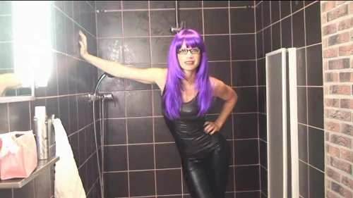 Domina de cabelo roxo em couro provoca na ducha -3 minutos de controle, fala suja e bunda pelada no clímax: Ver em SadoOnly